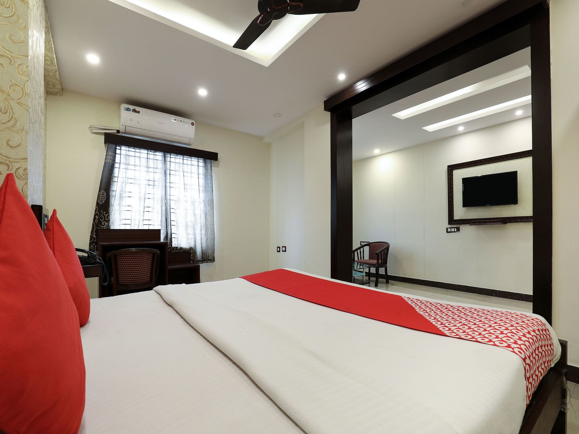 Oyo 16539 Grand Sandarshini Inn Haydarabad Dış mekan fotoğraf